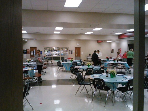 Looks good, doesn't it? Tablecloths and centerpieces and everything!  So elegant!